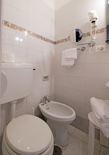 Bathroom 5, Hotel San Michele, Napoli