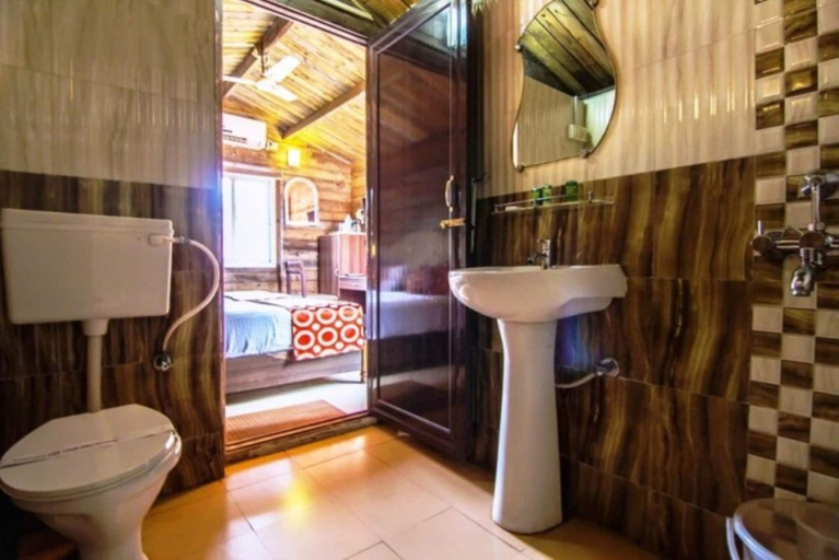 Bathroom, Mahodadhi Palace, Puri