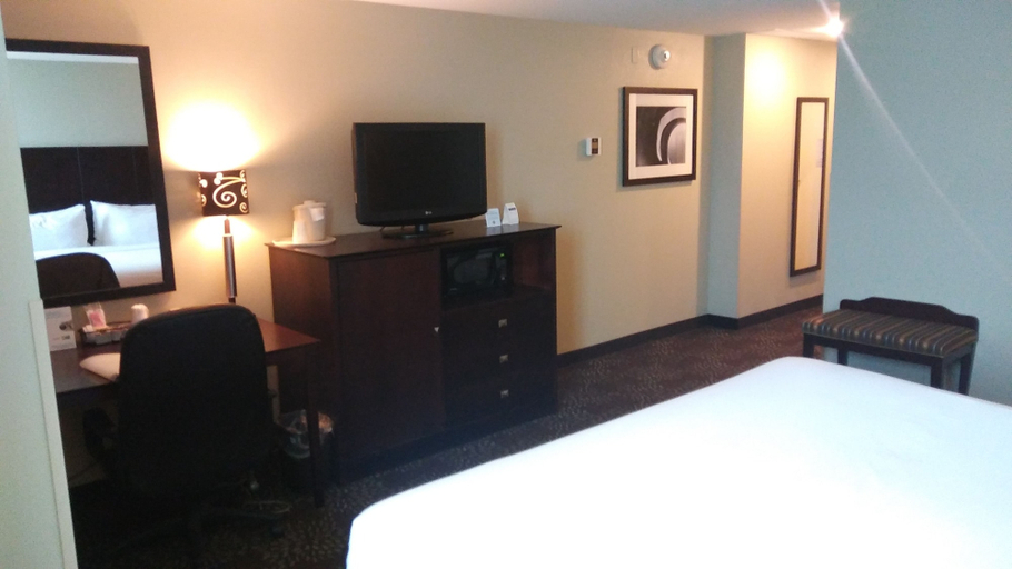 Bedroom 5, Holiday Inn Express & Suites PITTSBURGH WEST - GREEN TREE, Allegheny