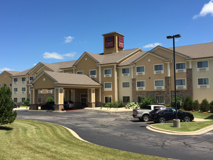Exterior & Views 2, Comfort Suites Johnson Creek Conference Center, Jefferson