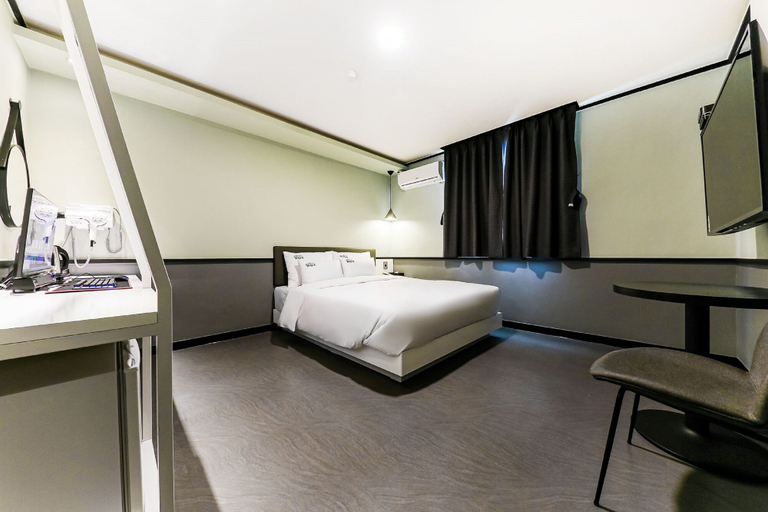 Bedroom 4, Hotel Box, Dong