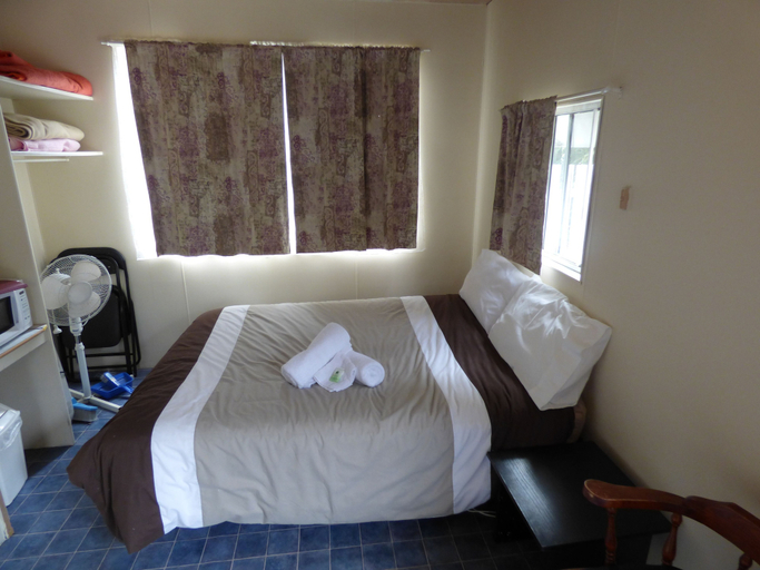 Bedroom 3, Tenterfield Lodge and Caravan Park, Tenterfield