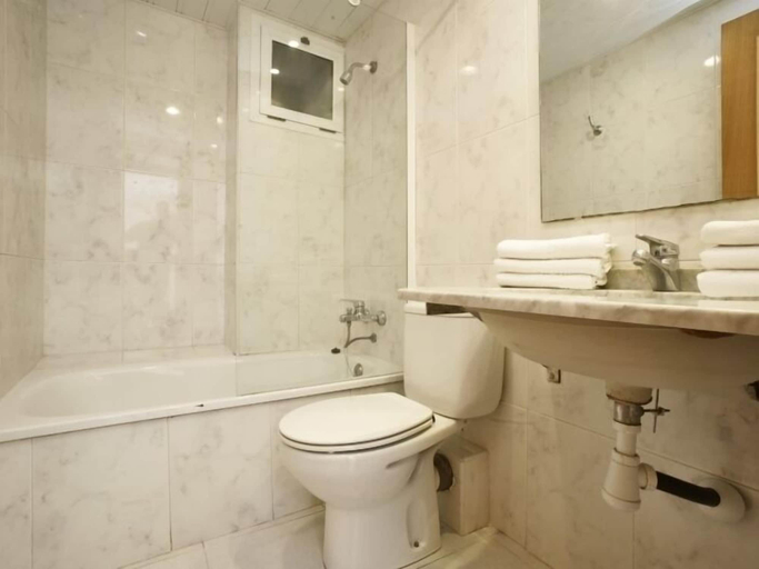 Bathroom, Apartamentos Los-Peces-46, Tarragona