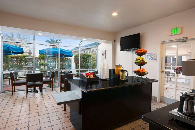 Food & Drinks 5, Travelodge by Wyndham Bakersfield, Kern