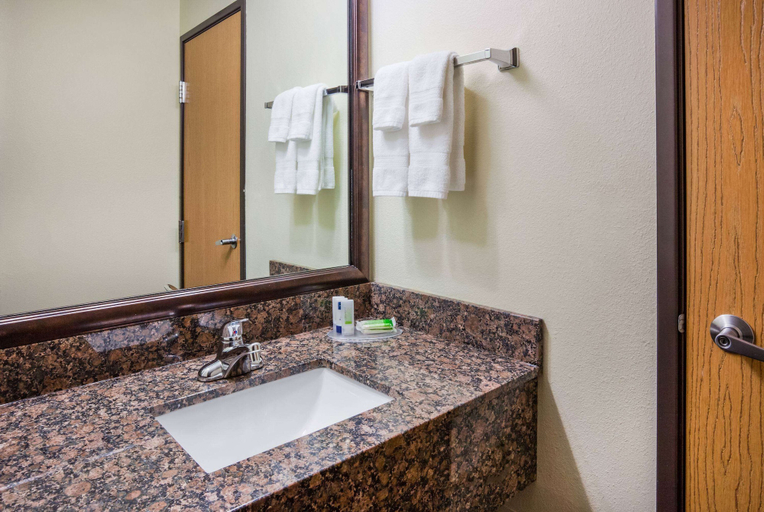 Bathroom 5, AmericInn by Wyndham Mora, Kanabec
