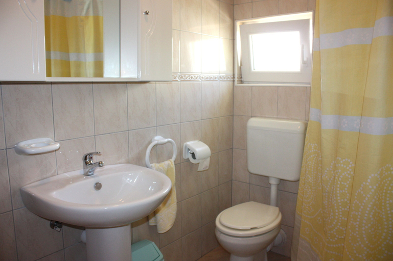 Bathroom 3, Smith Apartments, Pag