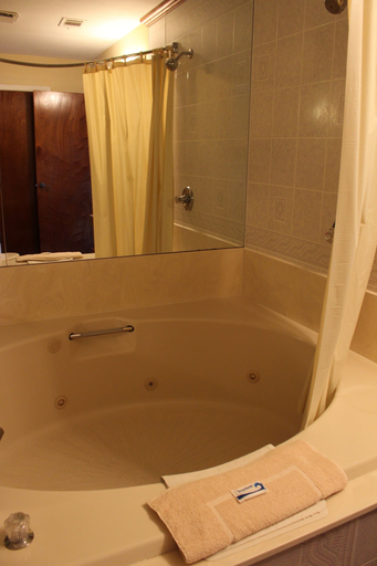 Bathroom 4, The Wharf Resort, Garland