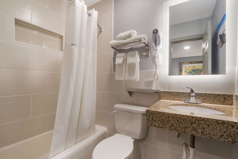 Bathroom 4, Knights Inn and Suites Salem, Washington