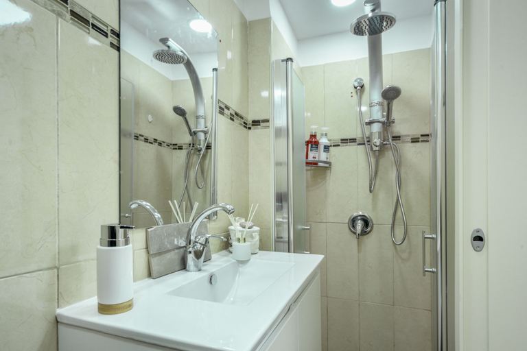 Bathroom 3, HaHavatselet Suite - Isrentals, Jerusalem