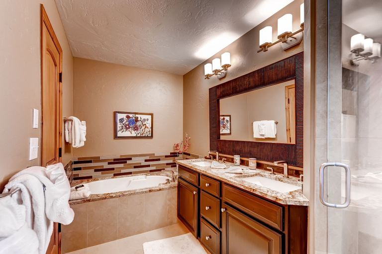 Bathroom 4, Arrowhead Village, Eagle