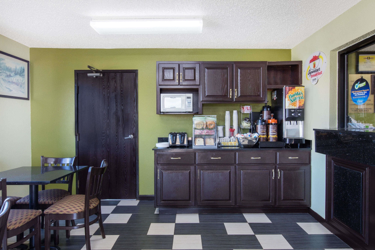 Food & Drinks 5, Super 8 by Wyndham Aberdeen MD, Harford