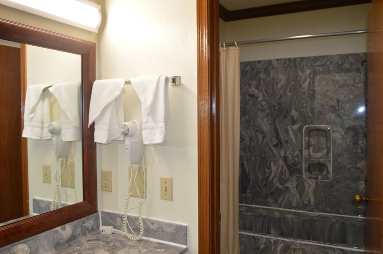 Bathroom 5, Economy Inn - Akron, Summit