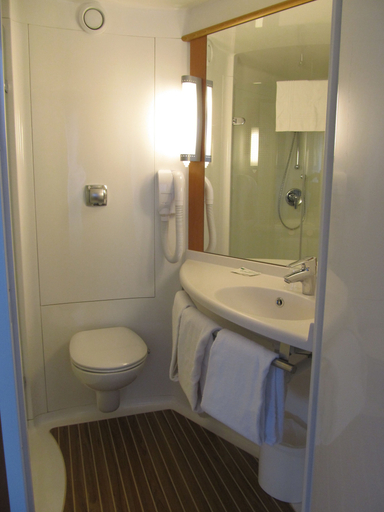 Bathroom 5, ibis Etampes, Essonne