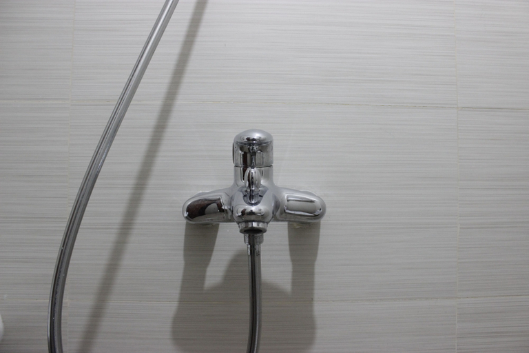 Bathroom 2, Gorgeous Studio Gateway Pasteur Apartment with Mountain View, Bandung