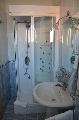 Bathroom 4, Hotel Diamante, Chieti