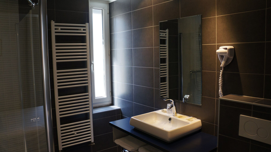 Bathroom 4, Hostellerie de la Porte Bellon, Oise