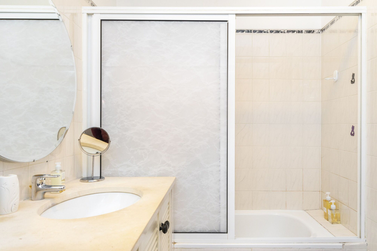 Bathroom 4, Damasceno Large Apartment, Lisbon