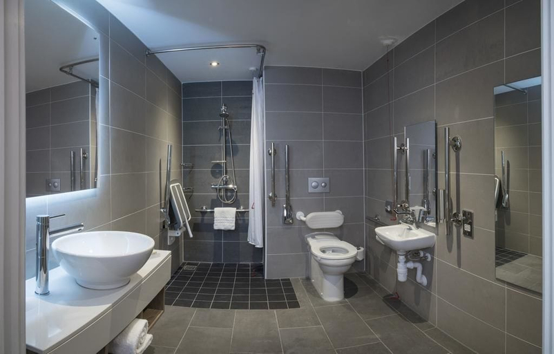 Bathroom 5, Hilton Garden Inn Doncaster Racecourse, Doncaster