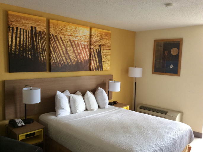 Bedroom 3, Days Inn by Wyndham Fayetteville-South/I-95 Exit 49, Cumberland