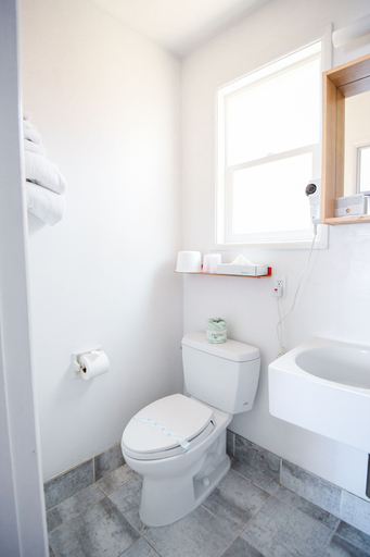 Bathroom 4, Hamlet Inn, Santa Barbara