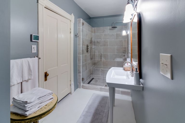 Bathroom 4, Amethyst Garden Inn, Chatham