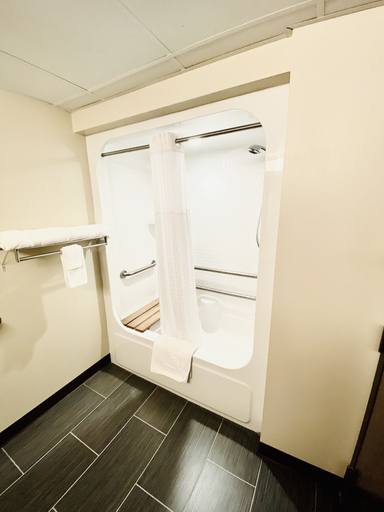 Bathroom 4, Quality Inn & Suites, Bradford