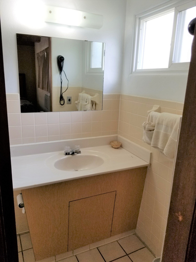 Bathroom 5, Simplicity Inn, Wood