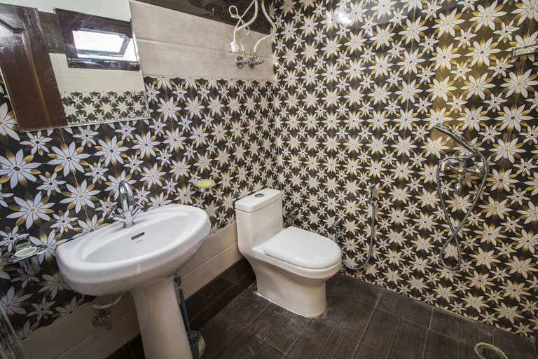 Bathroom 3, Comfort Homestay, Chamba