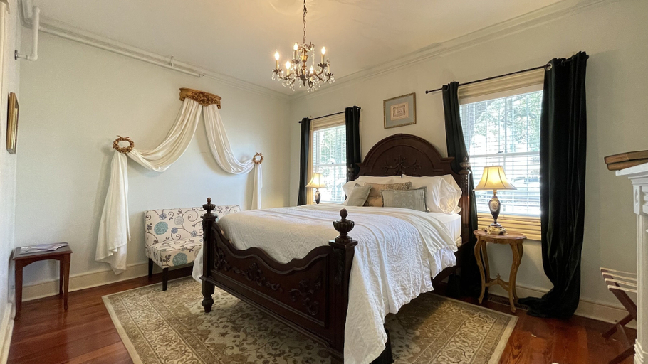 Bedroom 2, Amethyst Garden Inn, Chatham