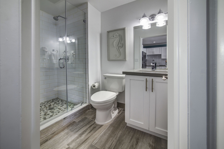 Bathroom 4, May-Dee Suites, Broward