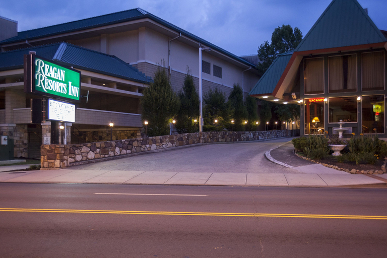 Exterior & Views 3, Reagan Resorts Inn, Sevier