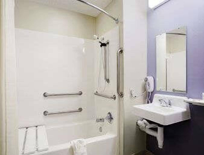 Bathroom 4, Microtel Inn & Suites by Wyndham Baldwinsville/Syracuse, Onondaga