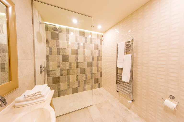 Bathroom 4, Hotel Cardinal, Vintu De Jos