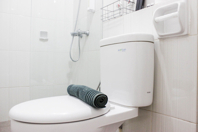 Bathroom 2, Modern & Gorgeous 2BR Apartment at Newton Residence, Bandung
