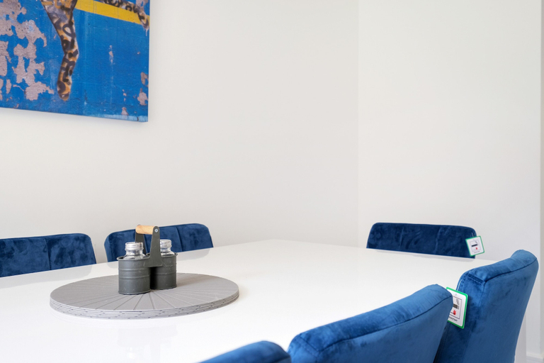 Others 5, Modern 5 Bedroom 3 Bath Hse Aylesbury, Buckinghamshire