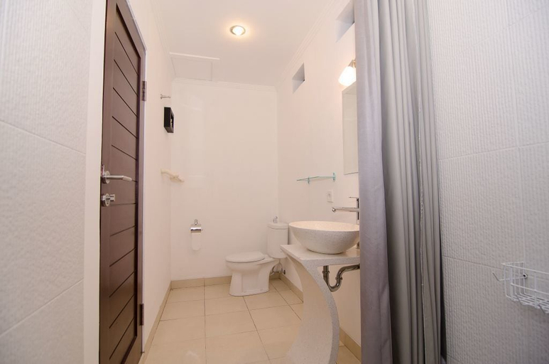 Bathroom 3, Sanur Guest House, Denpasar