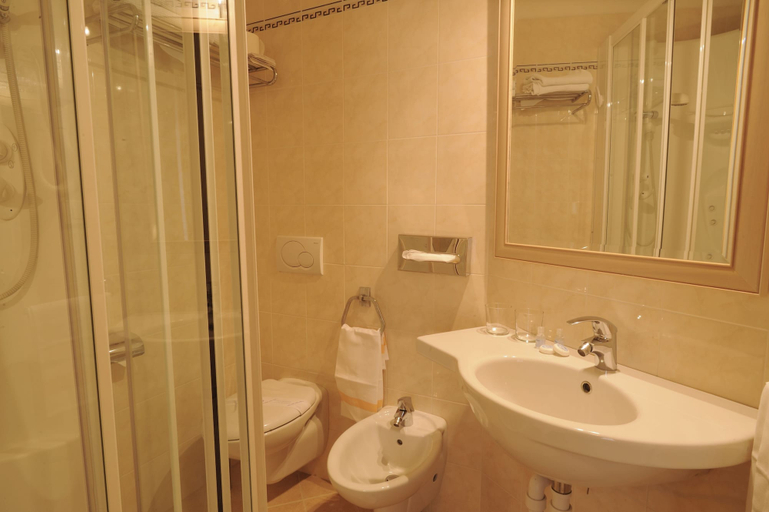 Bathroom 3, Hotel Europa e Concordia, Savona