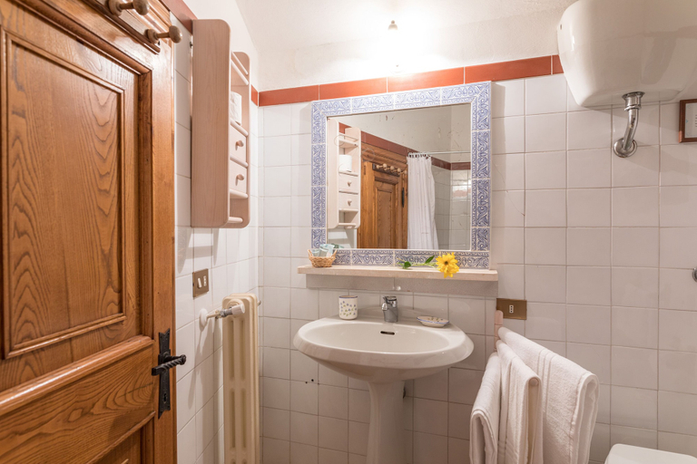 Bathroom 3, Villa La Cappella, Siena