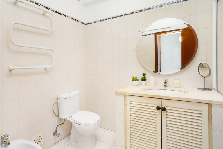 Bathroom 4, Damasceno Large Apartment, Lisbon