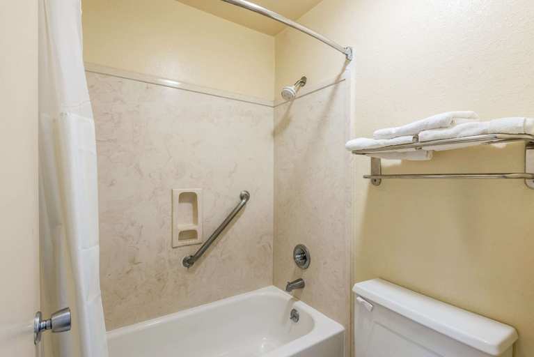 Bathroom 4, Econo Lodge Vicksburg, Warren