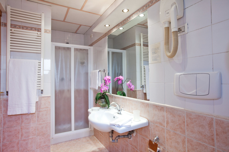 Bathroom 4, Hotel Delle Muse, Rome