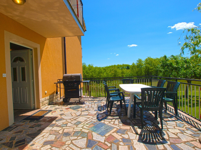 Others 5, Apartment 1094, Sveta Nedelja