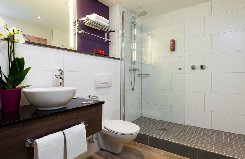 Bathroom 5, Leonardo Hotel Frankfurt City Center, Frankfurt am Main