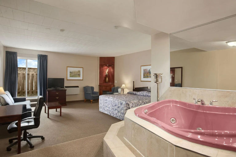 Bathroom 4, Travelodge by Wyndham Cambridge - Waterloo, Waterloo