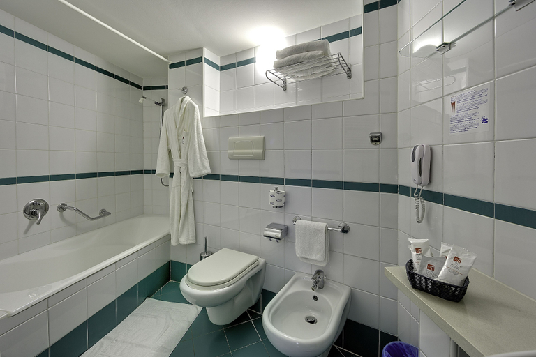 Bathroom 5, Hotel Ariston & Palazzo Santa Caterina, Messina