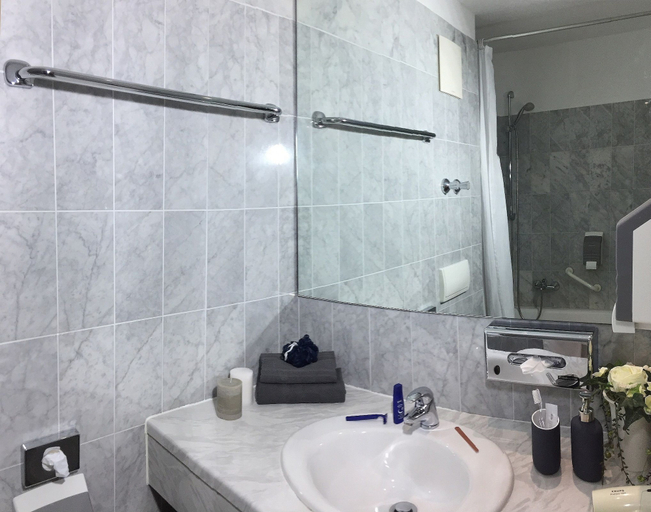 Bathroom 5, KEMPE Komfort Plus Hotel, Solingen