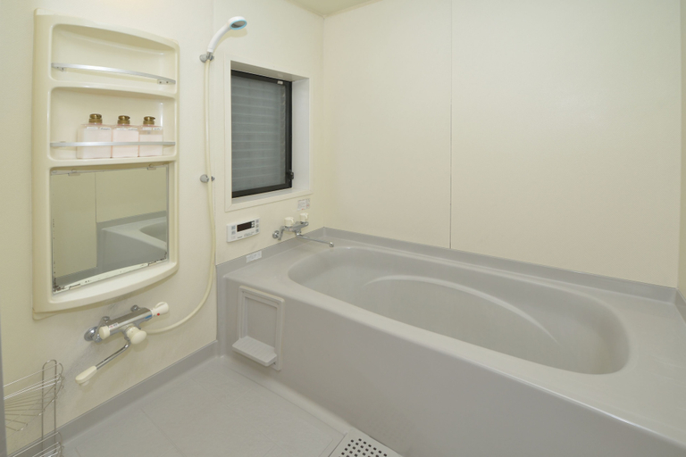 Bathroom 4, Largo, Edogawa