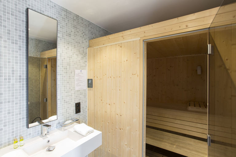 Bathroom 4, Hôtel Cannes Centre Univers, Alpes-Maritimes