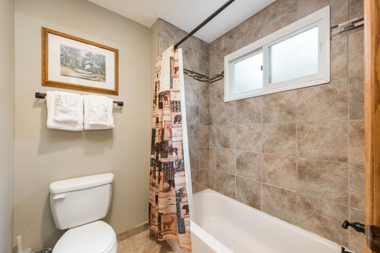Bathroom 3, 4 Seasons Inn on Fall River, Larimer
