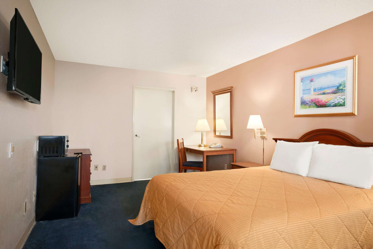 Bedroom 3, Travelodge by Wyndham Bakersfield, Kern